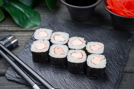 Ролл с креветкой