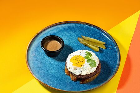 Бифштекс с яйцом и картофелем