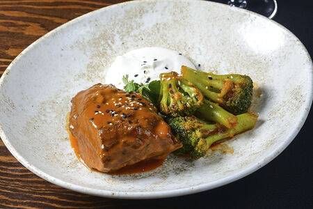 Томленая говяжья щека с острой брокколи