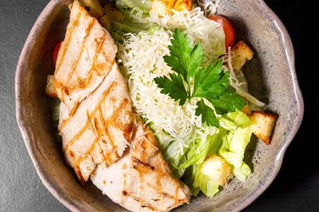 Салат Цезарь с курицей