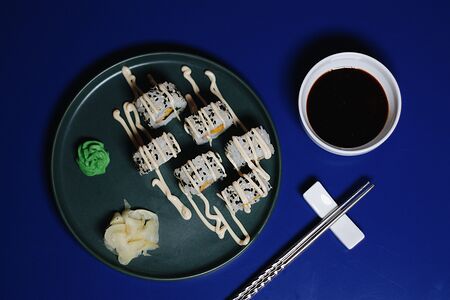 Ролл с креветкой и манго