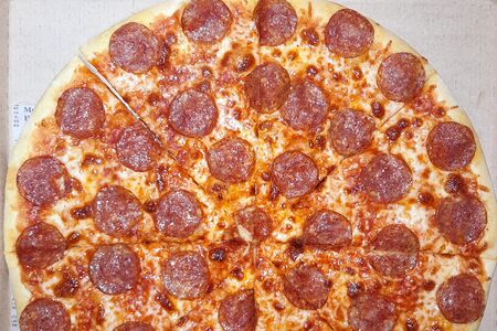 Пепперони на тонком тесте