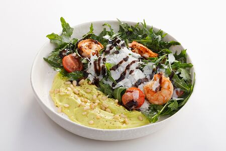 Салат из рукколы, креветок, авокадо