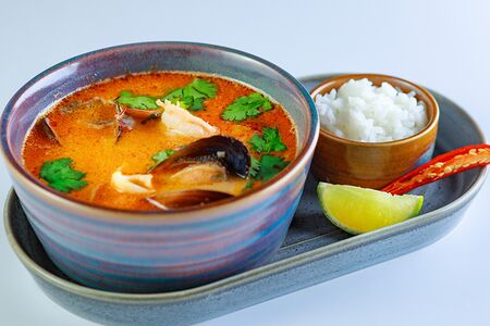 Том ям с морепродуктами