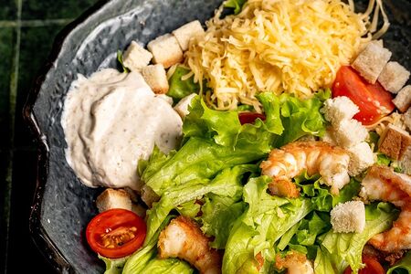 Салат Цезарь с креветкой