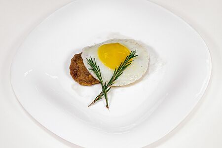 Биточек мясной с яйцом