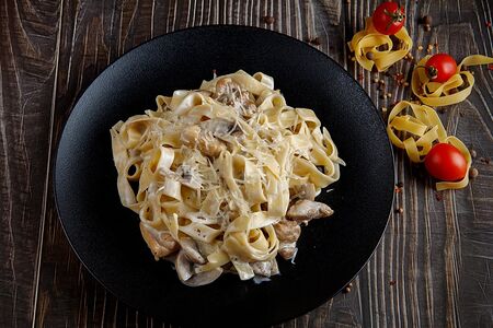 Феттучине с курицей и грибами в сливочном соусе