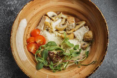 Паста с курицей и грибами