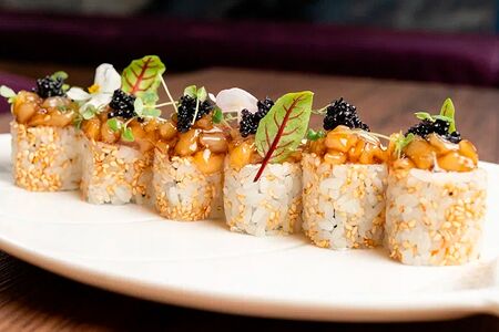 Ролл с гребешком и икрой