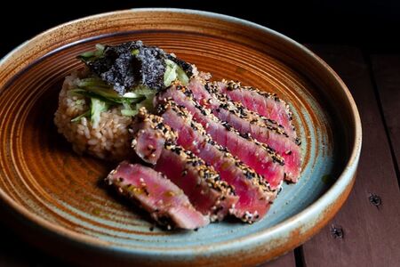 Тунец с рисом и чипсами нори