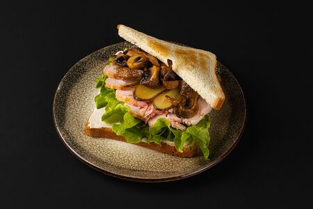 Сэндвич с копченой куриной грудкой