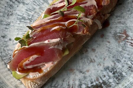 Брускетта с тунцом и огурцом