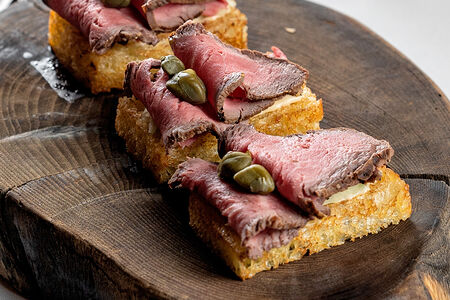 Ростбиф на бриоши с огурцом и горчичным соусом