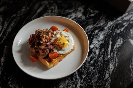 Картофельная вафля с грибами, беконом и глазуньей