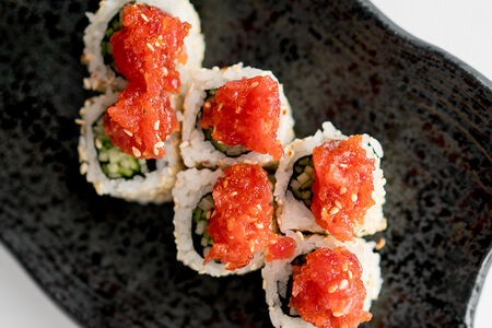 Ролл с тартаром из тунца