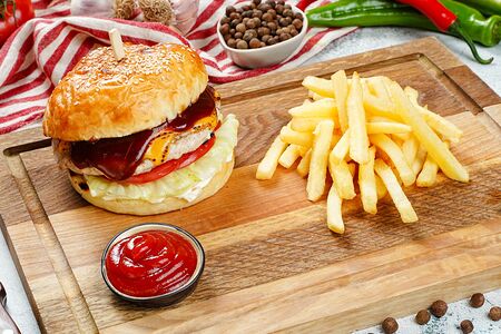 Бургер с курицей и картофелем фри