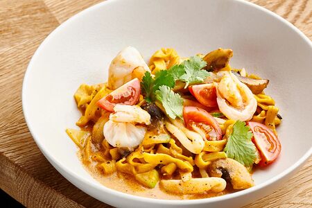 Том ям с морепродуктами