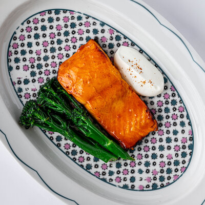 Лосось в томатной глазури с соусом из йогурта