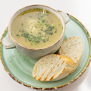 Куриный суп с лапшой и пшеничной булочкой