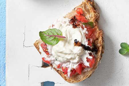 Брускетта со страчателлой и томатами