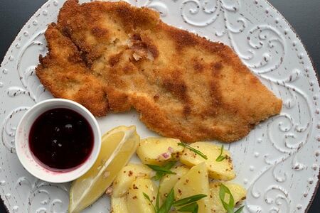Венский шницель с картофельным салатом и брусничным соусом
