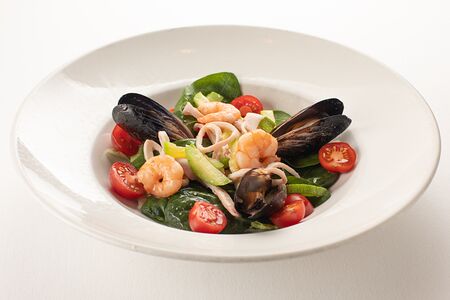 Теплый салат с морепродуктами