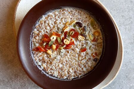 Гречневая каша с сухофруктами и орешками