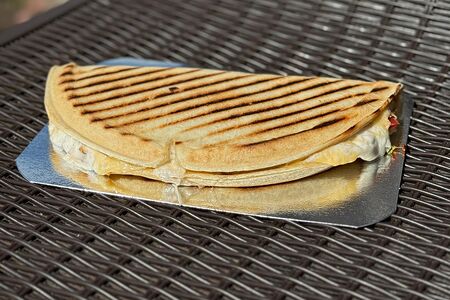 Закрытая пицца с курицей