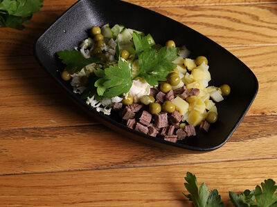 Салат Оливье с говядиной