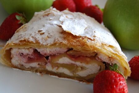 Штрудель творожно-клубничный