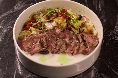 Теплый салат со стейком и овощами гриль