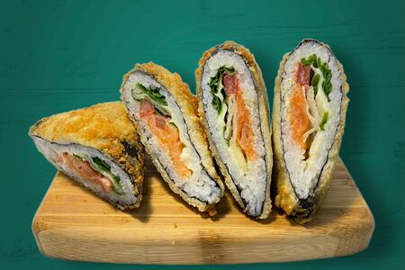 Рисовый сэндвич с лососем