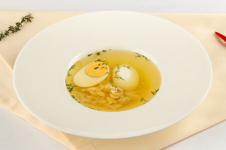 Бульон куриный с яйцом