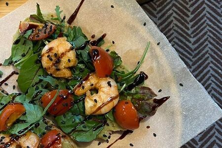 Авокадо-тост с креветками и томатами