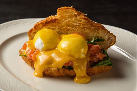 Круассан с лососем и яйцом пашот