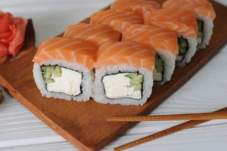 Ролл Филадельфия с огурцом