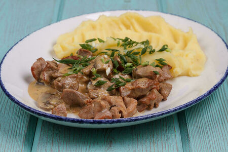 Бефстроганоф из индейки с картофельным пюре