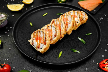 Горячий ролл с лососем