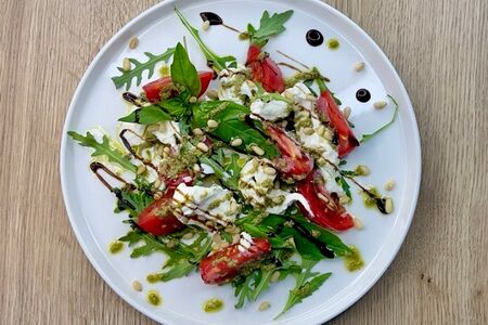 Страчателла с розовыми томатами и ароматной зеленью