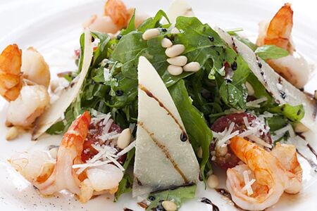 Салат руккола с креветками