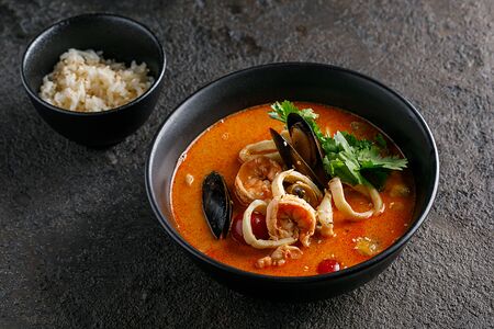 Том ям на кокосовом молоке с кафирским лаймом