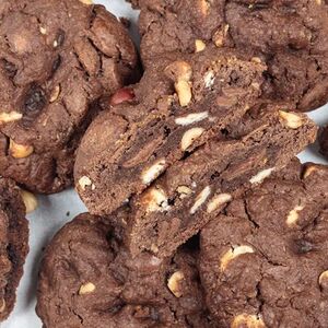 Печенье с молочным и белым шоколадом, с фундуком