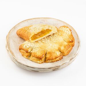 Булочка с абрикосом