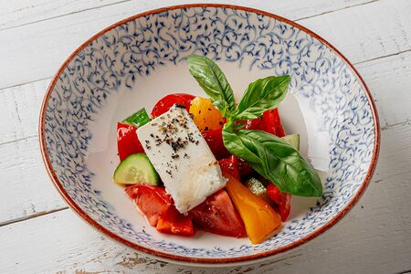 Салат из свежих овощей с сыром фета