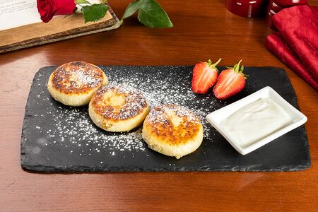 Сырники с изюмом и клубникой