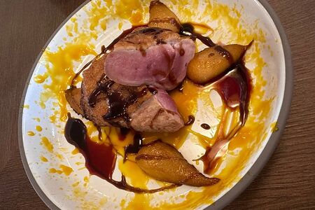 Утиная грудка с карамелизированной грушей