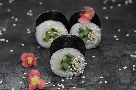 63. Малый ролл огурец, кунжут