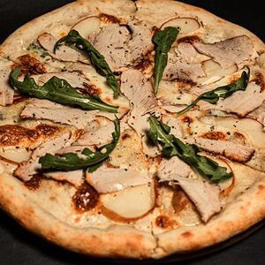 Пицца с запеченным окороком и грушей