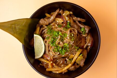 Соба с говядиной в тайском соусе