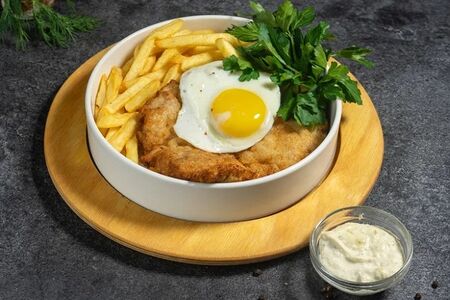 Шницель из куриного бедра с соусом тартар и картофелем фри